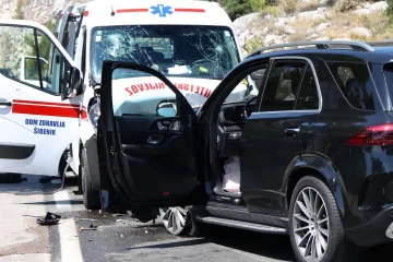 Sudarili se auto i vozilo saniteta: &Scaron;est osoba prevezeno u bolnicu