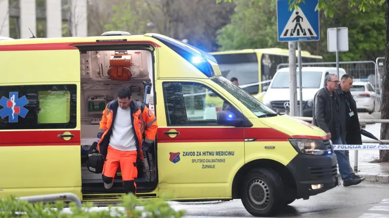 Tučnjava ispred noćnog kluba: Pijani mladić udarao policajca u glavu, pa mu slomio zub