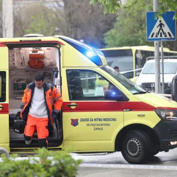 Tučnjava ispred noćnog kluba: Pijani mladić udarao policajca u glavu, pa mu slomio zub