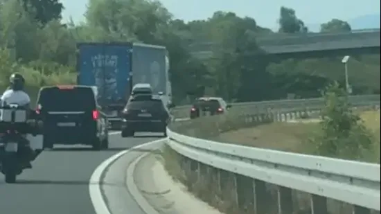 Preko pune linije pa &scaron;to bude! Pogledajte kamion u suludoj akciji kod Karlovca
