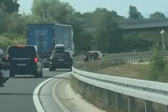 Preko pune linije pa &scaron;to bude! Pogledajte kamion u suludoj akciji kod Karlovca