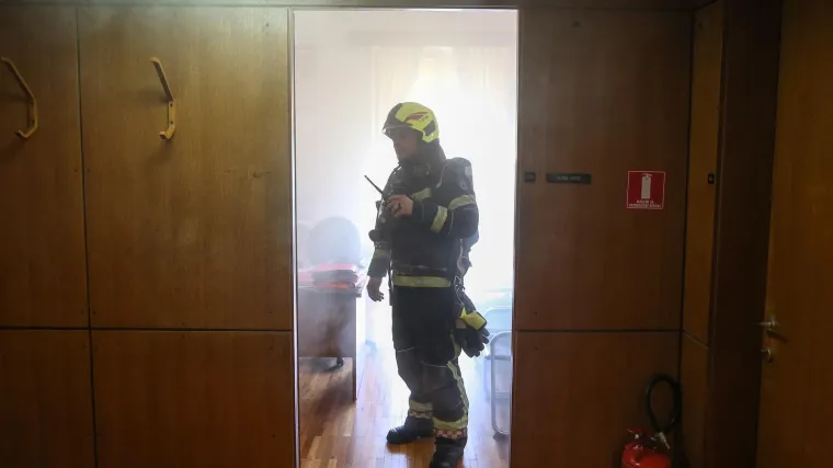 Buknuo požar u stanu na Tre&scaron;njevci: 'Stigla je hitna i plinara'