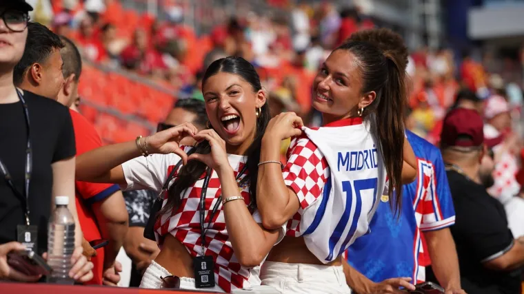 Lijepe Hrvatice dovele atmosferu do usijanja, a svi gledaju &scaron;to Ivana Knoll ima na sebi
