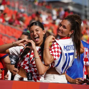 Hrvatske navijačice dovele atmosferu do usijanja, outfit Ivane Knoll ostavio bez daha