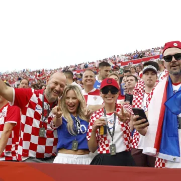Ne pamtimo je u ovakvom izdanju: Kolinda zablistala kao nikad, a pogledajte tko je u pratnji