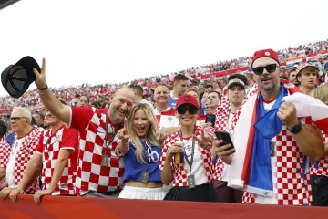 Ne pamtimo ju u ovakvom izdanju: Kolinda zablistala kao nikad, a pogledajte tko je u pratnji