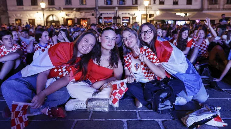 Zgodne legice u kockicama osvojile Tvrđu: Pogledajte kako je Osijek navijao do duboko u noć