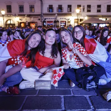 Zgodne legice u kockicama osvojile Tvrđu: Pogledajte kako je Osijek navijao do duboko u noć