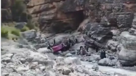 Krcat autobus sletio u provaliju, poginulo je 40 ljudi