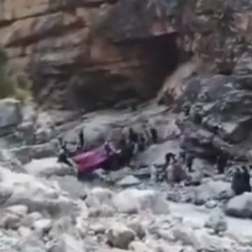 Krcat autobus sletio u provaliju, poginulo je 40 ljudi