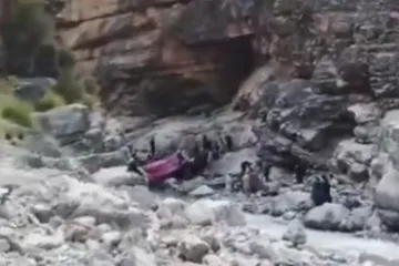 Krcat autobus sletio u provaliju, poginulo je 40 ljudi