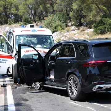 Frontalni sudar Mercedesa i sanitetskog vozila: Objavljeni detalji nesreće u &Scaron;ibeniku