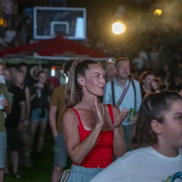 Crveni top, mini suknja i visoki rep: Na festivalu u &Scaron;ancu svima je za oko zapela jedna plavu&scaron;a