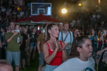 Crveni top, mini suknja i visoki rep: Na festivalu u &Scaron;ancu svima je za oko zapela jedna plavu&scaron;a