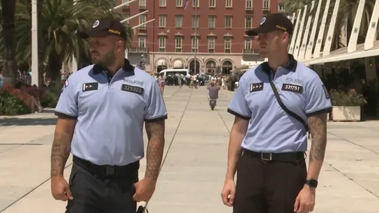 Dalmacijom patroliraju policajci iz osam stranih zemalja, pogledajte Čehe u akciji na rivi