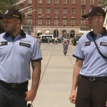 Dalmacijom patroliraju policajci iz osam stranih zemalja, pogledajte Čehe u akciji na rivi