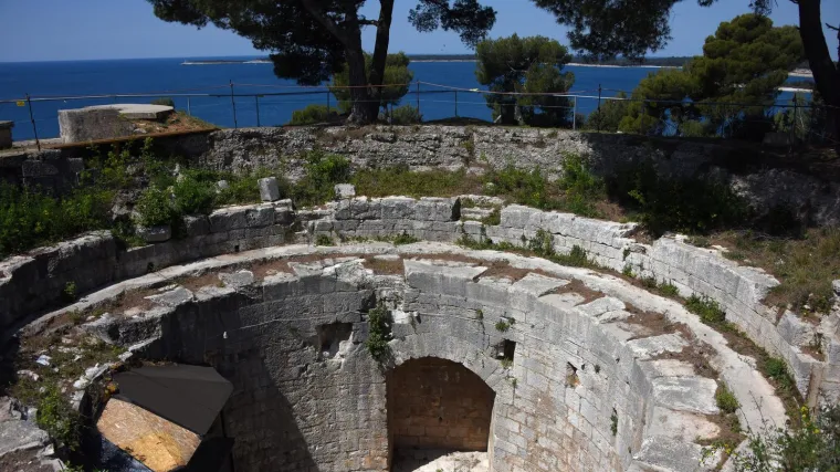 Uru&scaron;io se stari bunker u Istri, &scaron;estero mladih stranaca zavr&scaron;ilo u bolnici