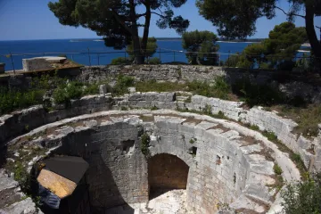 Urušio se stari bunker u Istri, šestero mladih stranaca završilo u bolnici
