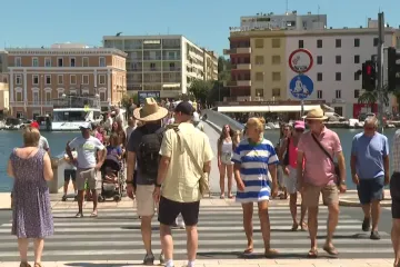 Udarni vikend na cestama, aerodromima i trajektima: Kolone krenule prema moru
