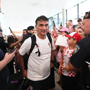 Vatreni su stigli u domovinu, izbornik u suzama govorio o budućnosti