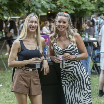Legice zablistale na Sofi: Plavokosa ljepotica u zebrastoj haljini privlačila poglede