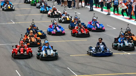 Kakav prizor na stazi: Svjetski prvaci zavr&scaron;ili u LEGO bolidima, publika nije mogla vjerovati