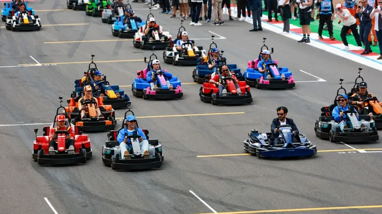Kakav prizor na stazi: Svjetski prvaci zavr&scaron;ili u LEGO bolidima, publika nije mogla vjerovati