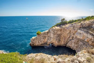 Turisti u Puli te&scaron;ko ozlijeđeni: Skakali sa stijena u more