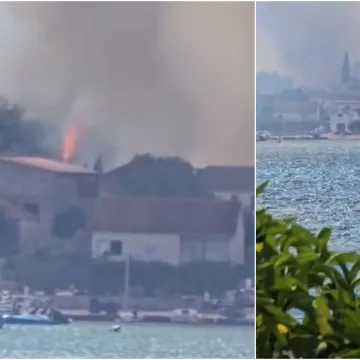 Buknuo požar blizu Trogira! Vatrogasci poku&scaron;avaju spriječiti &scaron;irenje vatre prema kućama