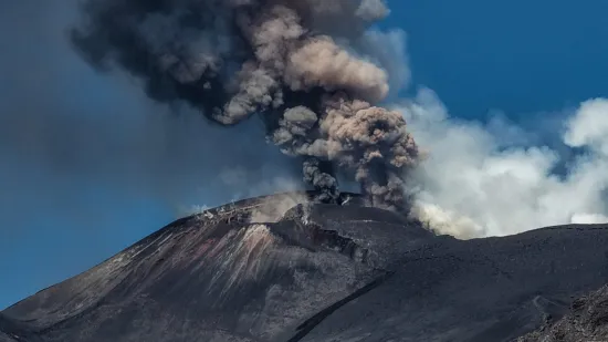 Etna ponovno eruptirala: Oblak pepela zaustavio dolazne letove prema Cataniji
