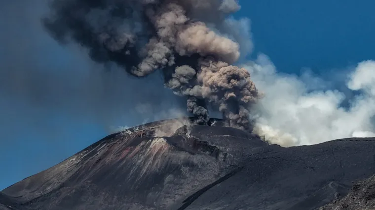 Etna ponovno eruptirala: Oblak pepela zaustavio dolazne letove prema Cataniji