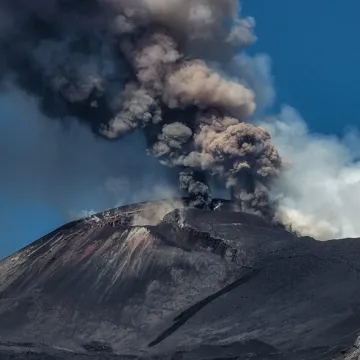 Etna ponovno eruptirala: Oblak pepela zaustavio dolazne letove prema Cataniji