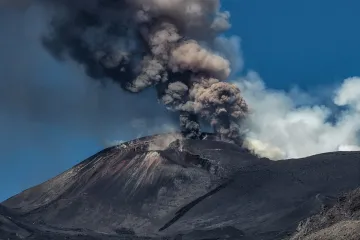 Etna ponovno eruptirala: Oblak pepela zaustavio dolazne letove prema Cataniji