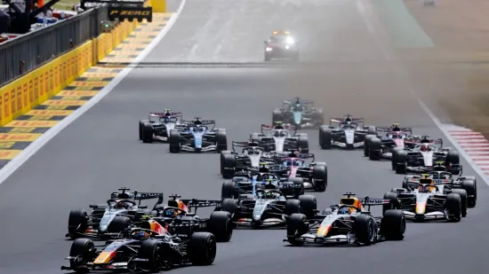 Kaos u Silverstoneu: Leclerc slavi, Verstappen izletio, sigurnosni automobil odlučio utrku