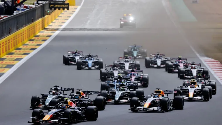 Kaos u Silverstoneu: Leclerc slavi, Verstappen izletio, sigurnosni automobil odlučio utrku