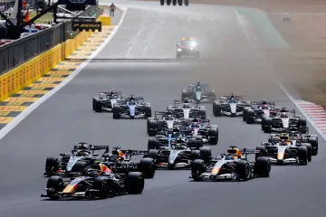 Kaos u Silverstoneu: Leclerc slavi, Verstappen izletio, sigurnosni automobil odlučio utrku