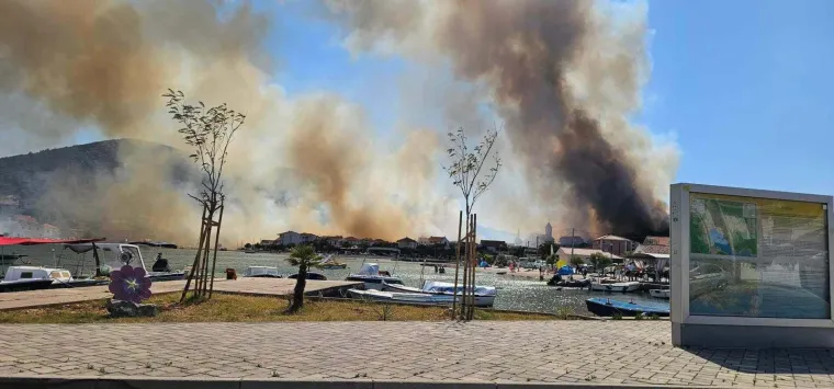 Buknuo požar blizu Trogira! Vatrogasci poku&scaron;avaju spriječiti &scaron;irenje vatre prema kućama