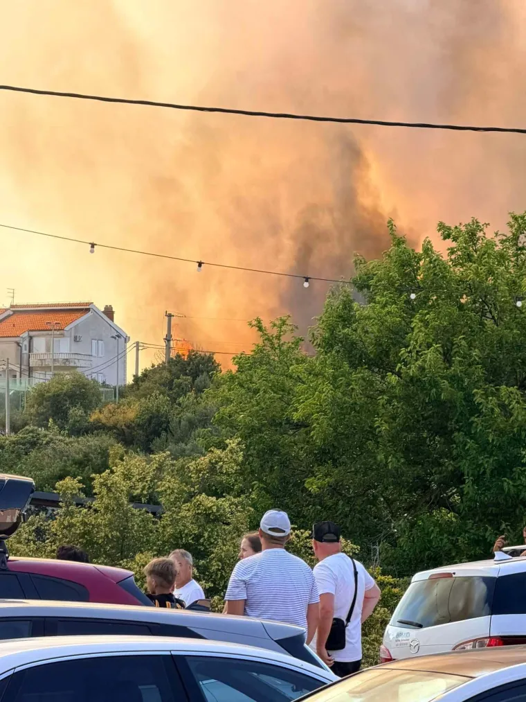 Buknuo požar blizu Trogira! Vatrogasci poku&scaron;avaju spriječiti &scaron;irenje vatre prema kućama