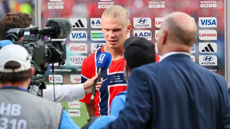 Svi pričaju o ovome: Haaland je davao intervju, a onda se odjednom pojavio on! Pogledajte reakciju