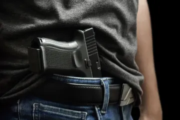 Nosio pi&scaron;tolj za pojasom hlača, policija ga vezala i privela: U postaji stigao &scaron;okantan obrat