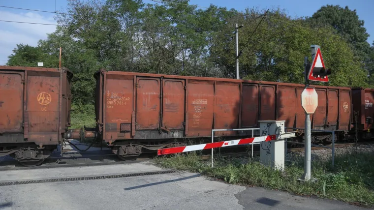 Pijana biciklistica (47) u Varaždinu nije se zaustavila kod rampe... Vlak je odbacio