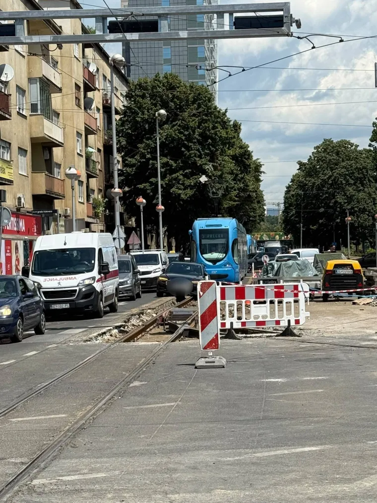 Kaos na ključnom raskrižju u Zagrebu: Dva automobila upala u raskopane tračnice