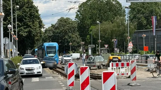 Kaos na ključnom raskrižju u Zagrebu: Dva automobila upala u raskopane tračnice