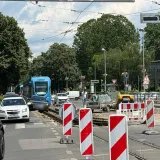 Kaos na ključnom raskrižju u Zagrebu: Dva automobila upala u raskopane tračnice