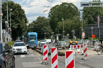 Kaos na ključnom raskrižju u Zagrebu: Dva automobila upala u raskopane tračnice