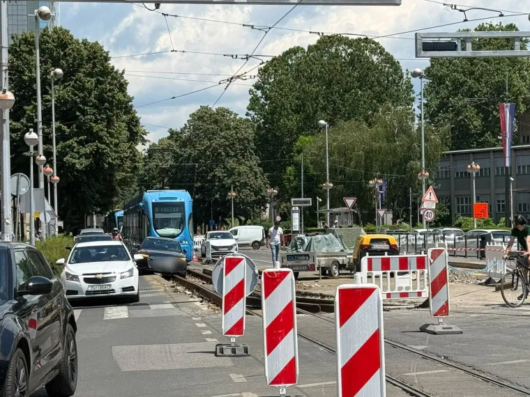 Kaos na ključnom raskrižju u Zagrebu: Dva automobila upala u raskopane tračnice