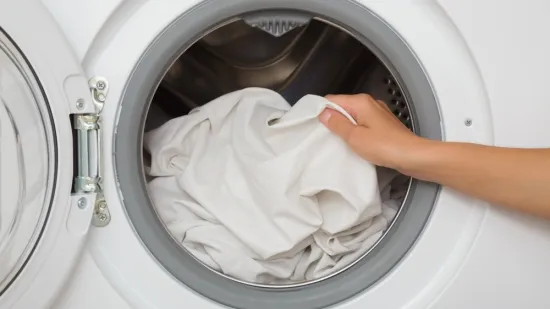 Izbjegnite neugodne mirise i iritaciju: Evo koliko često treba prati posteljinu ljeti