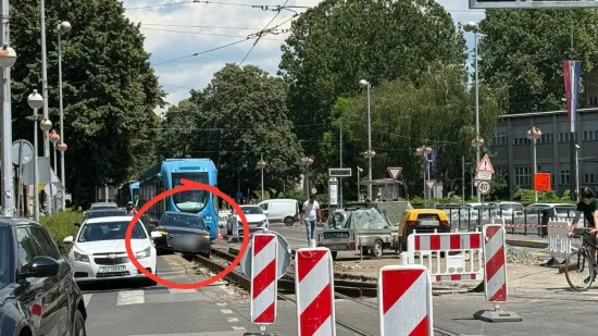 Kaos na ključnom raskrižju u Zagrebu: Dva automobila upala u raskopane tračnice