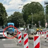 Kaos na ključnom raskrižju u Zagrebu: Dva automobila upala u raskopane tračnice