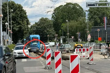 Kaos na ključnom raskrižju u Zagrebu: Dva automobila upala u raskopane tračnice